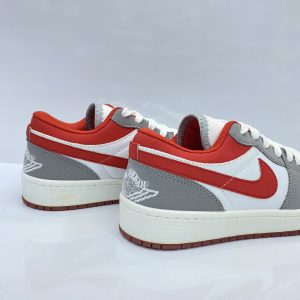 کتونی نایک ایر جردن وان طوسی قرمز (Nike Air Jordan 1 Low Light Iron Ore/Gym Red)