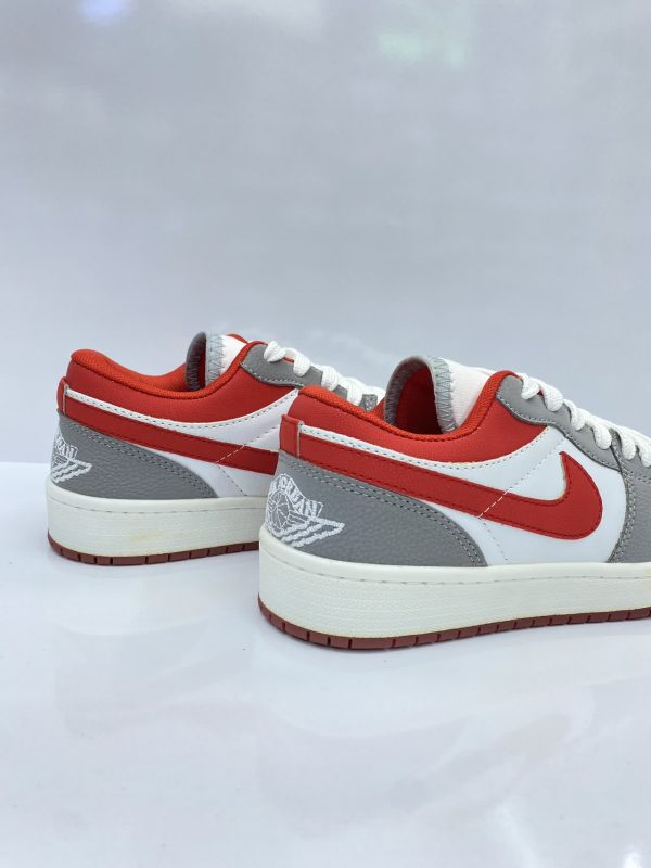 کتونی نایک ایر جردن وان طوسی قرمز (Nike Air Jordan 1 Low Light Iron Ore/Gym Red)