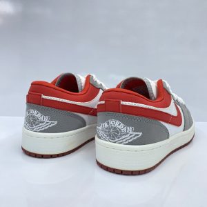 کتونی نایک ایر جردن وان طوسی قرمز (Nike Air Jordan 1 Low Light Iron Ore/Gym Red)
